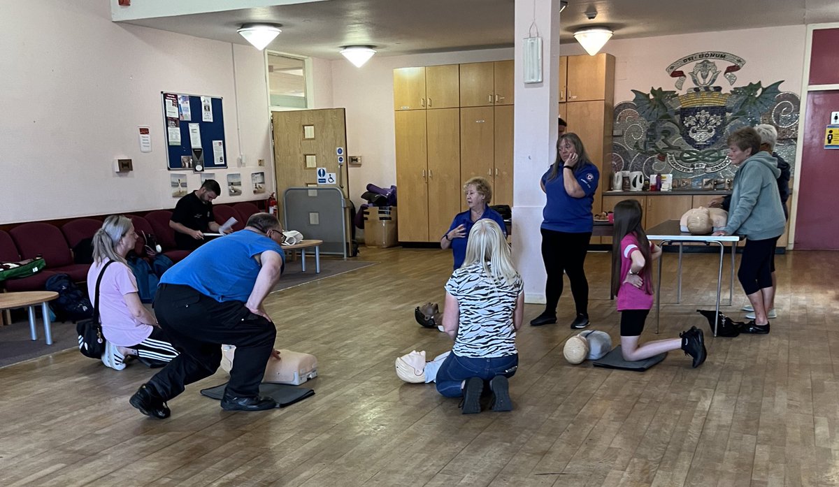 218sb's tweet photo. @SaveALifeScot Community CPR and defib session at Douglas Community Centre today 11-2 with @StAFirstAid and @DundeeCouncil https://t.co/WwyheJtivK