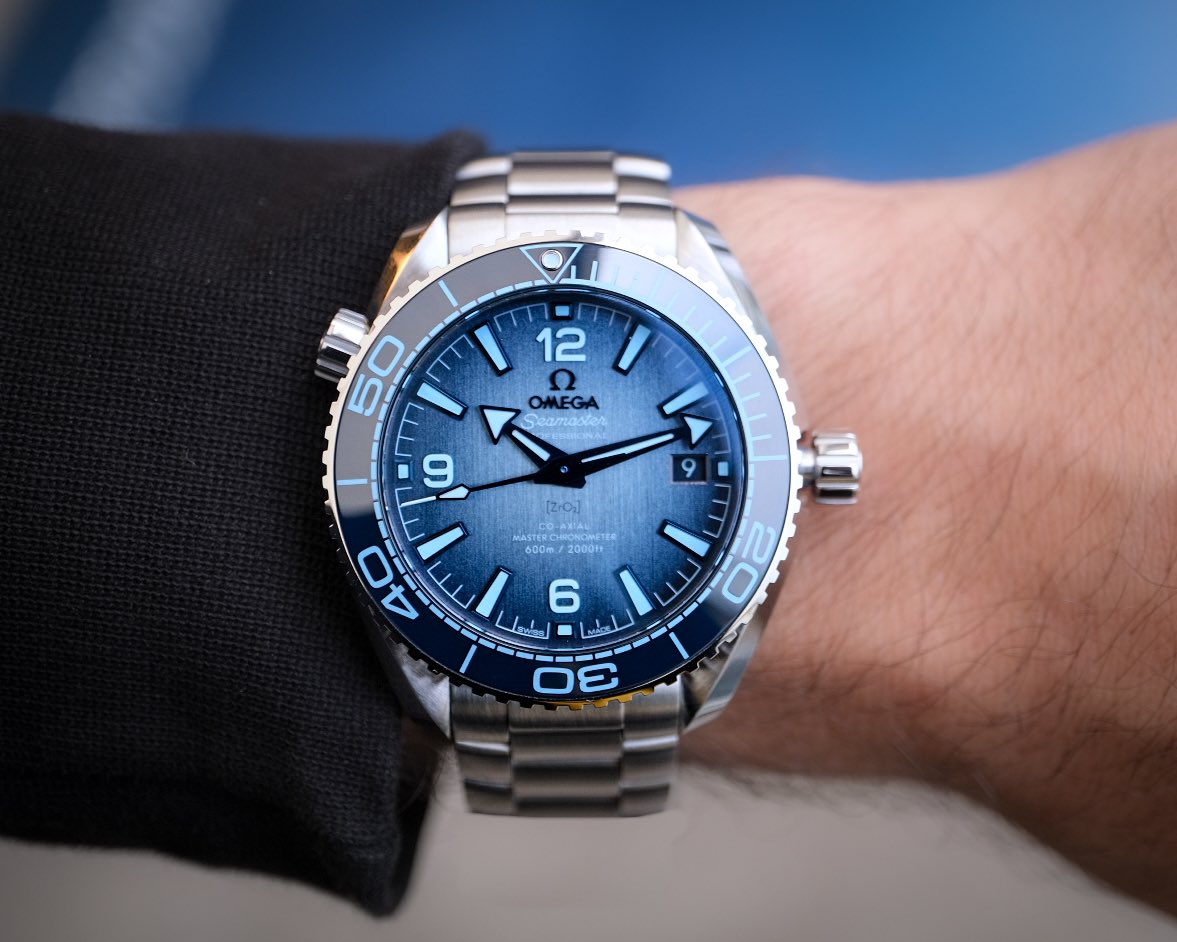 Iconic_Watches's tweet photo. J’ai pu passer au poignet les dernières #Seamaster issue de la collection du 75e anniversaire. Les cadrans sont vraiment de toute beauté. Très agréablement surpris par ces trois là qui se portent très bien même avec un petit poignet (y compris la #PLOPROF) #Omega https://t.co/zrtcZxGQNf