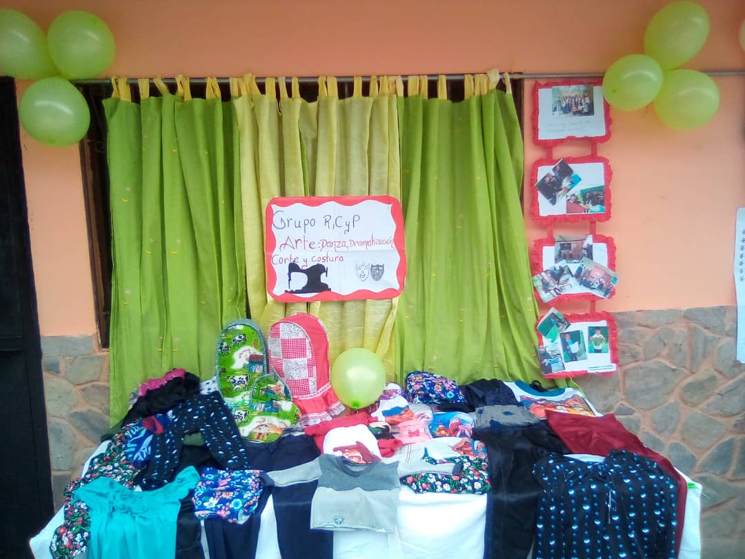 U. E. "Carmen Delia Artigas de Viloria" MUESTRAS PRODUCTIVAS, grupos de interés.Corte y costura. Pasarela, Confección vestidos casuales. Arreglos para Fiestas y Piñateria.Bisutería Moderna.Pasapalos dulces y salados, (cocina).C.D.C.E. PARROQUIA LA PUERTA (SECTOR LA LAGUNITA)