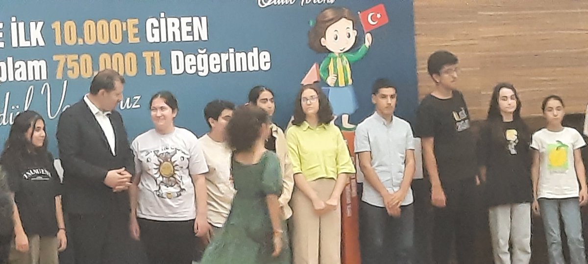 onur_sehit's tweet photo. Okulumuz öğrencisi Ömer Faruk Çepik Türkiye 3.sü olarak  ��anlıurfa valimizin elinden ödülünü aldı. Kendisini Tebrik ediyoruz.. https://t.co/y0CJVCBQXo