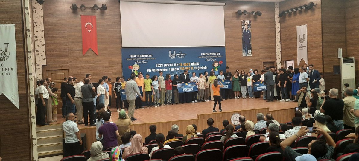 onur_sehit's tweet photo. Okulumuz öğrencisi Ömer Faruk Çepik Türkiye 3.sü olarak  ��anlıurfa valimizin elinden ödülünü aldı. Kendisini Tebrik ediyoruz.. https://t.co/y0CJVCBQXo
