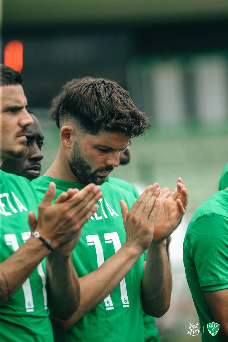 ASSEofficiel's tweet photo. Réunis sur le terrain qui porte fièrement son nom, joueurs, staff et salariés ont rendu un premier hommage à 𝗚𝗲𝗼𝗿𝗴𝗲𝘀 𝗕𝗲𝗿𝗲𝘁𝗮 💚

Un moment de recueillement autour de son immense palmarès. https://t.co/kiQENzjPZ3