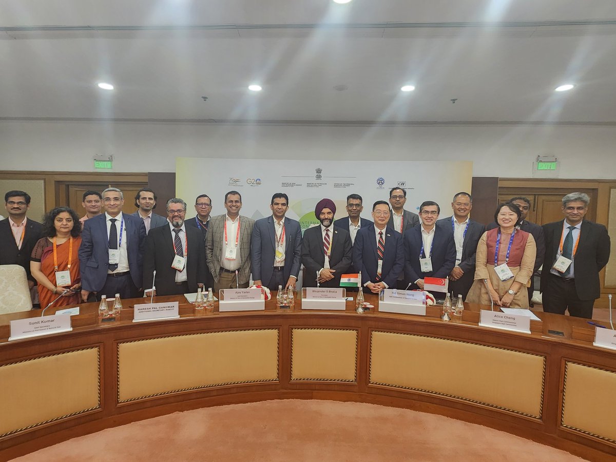 SGinIndia's tweet image. Happy to participate in the 🇮🇳-🇸🇬 Roundtable on Green Hydrogen with @mnreindia @DoC_GoI @moefcc on the sidelines of the #ICGH2023 Appreciate insights from @SembcorpIndia @ACMEGroup_India @avaadagroup ReNew L&amp;amp;T &amp;amp; Linde Group on making the 🇮🇳-🇸🇬 hydrogen partnership a reality!