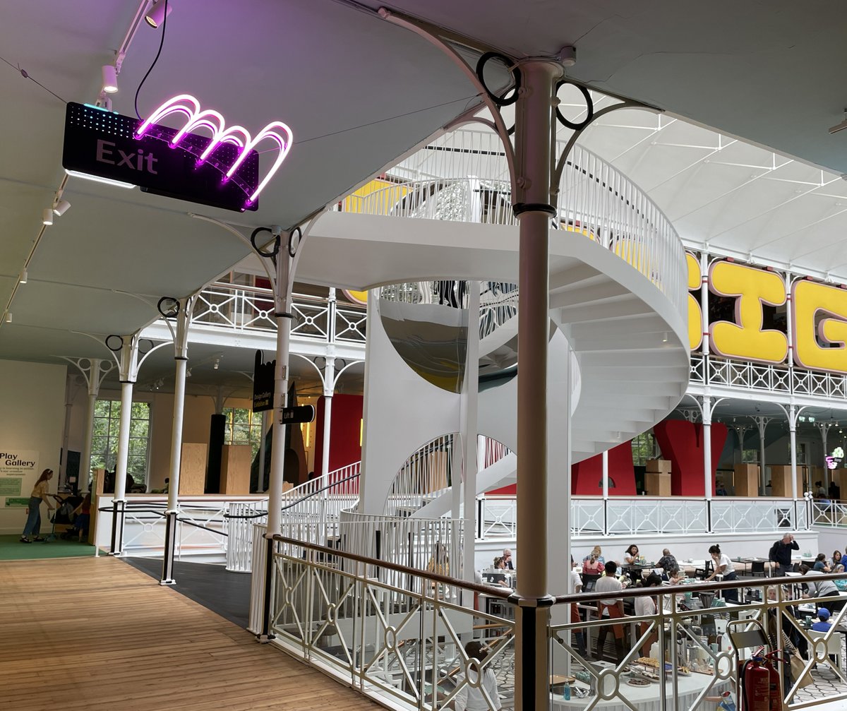 British signage company, Carousel Lights has recently produced a series of illuminated wayfinding signage for the Young V&amp;A museum in London.

Read here: signlink.co.uk/News/Industry/…