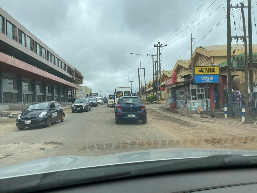 eyasante's tweet photo. Traffic chock points on the Spintex road. These are mostly due to potholes or bad roads. Its been like this for a long time and nothing is being done @mrhgovgh, @joy997fm, @UrbanRoads 🤔. Traffic around the Coca Cola Roundabout #solutionminded https://t.co/6X24RFLR5u