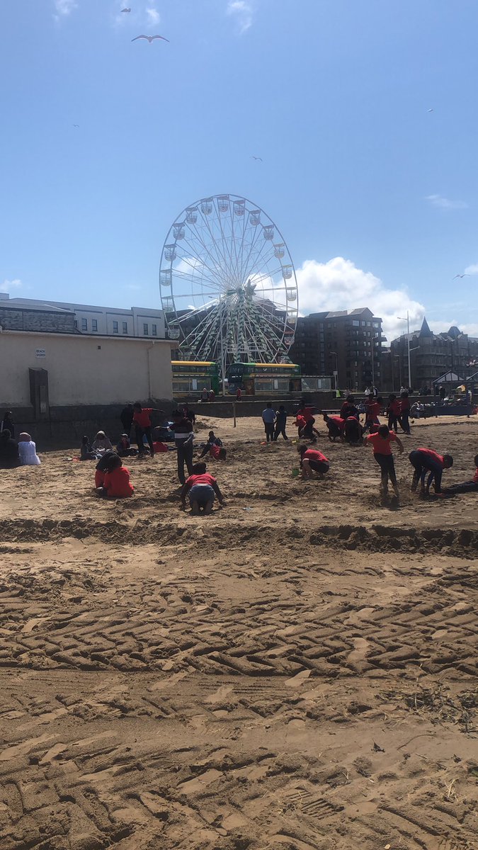 KS2 have arrived at Weston-super-mere 🏖️🌊☀️#weareharperbell