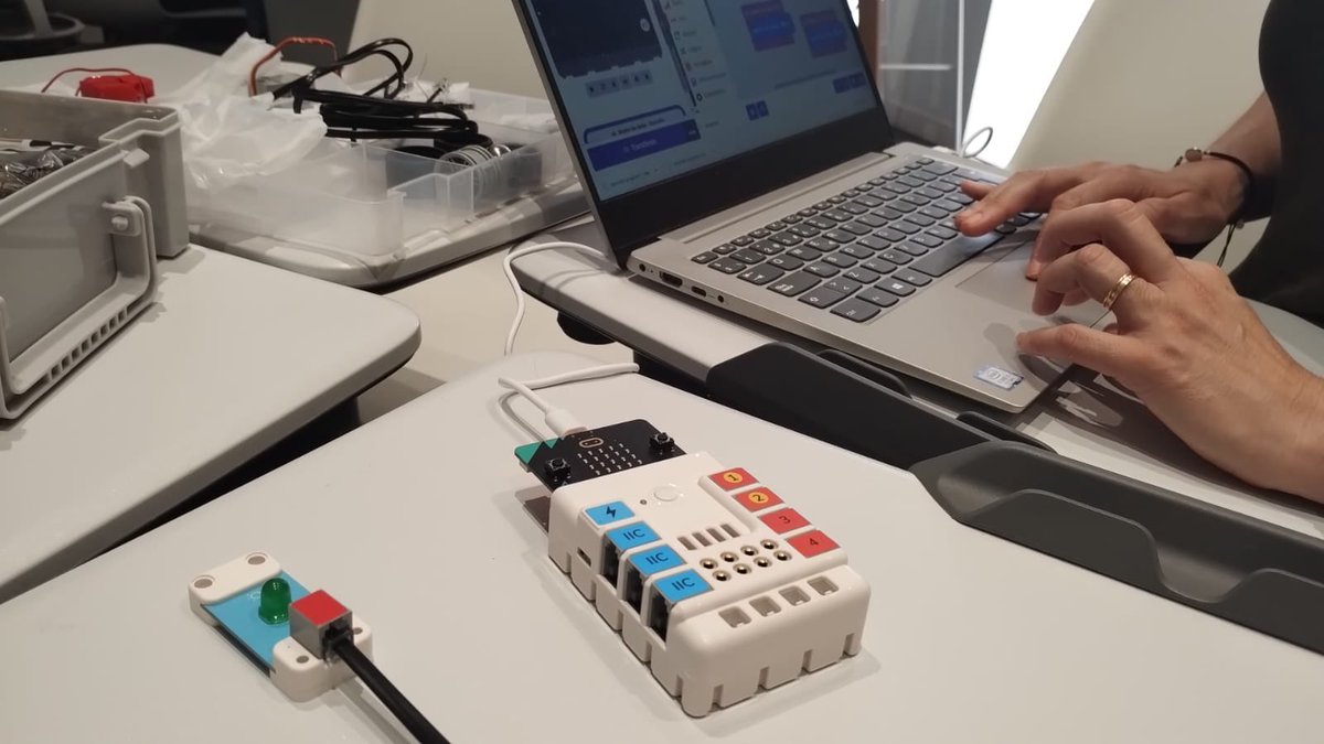 EscolaPalcam's tweet photo. Seguim aprenent per continuar la transformació digital de l'escola i avançar en els processos d'innovació, amb proposta liderada per @BlanquernaFPCEE @Habiliscat @Abacuscoop @formacio_FECC anomenada: #objectiulaterra, com millorar-la des de l'espai. Un projecte molt engrescador! https://t.co/19jbOnuiNz