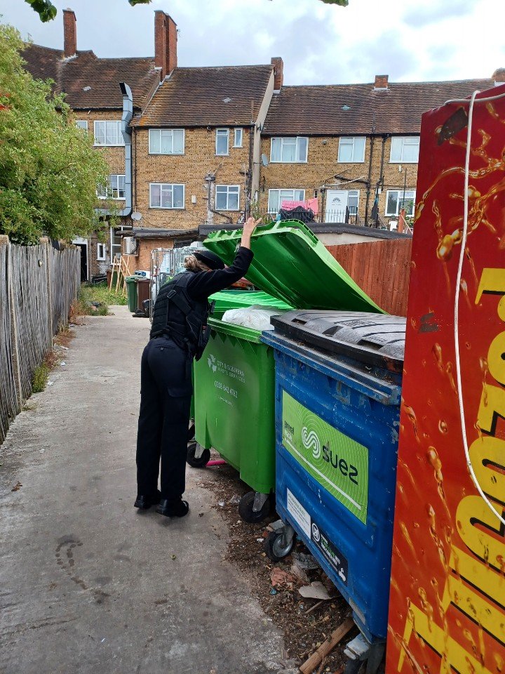 MPSWandleValley's tweet photo. St Helier East SNT were on patrol in ASB hotspots, as part of Awareness week. Several weapons were recovered and have been taken off the street.#ASBAwarenessWeek @MPSSutton https://t.co/xXewWPqrhS