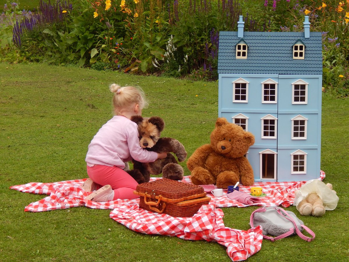 Last few spaces remaining at our Family Teddy Bear's Picnic at Lauriston Castle this coming Saturday.  Bring your bears so they can queue up for their own unique portrait drawn by an artist. Games, trails and crafts 10-1pm
Book here: edinburghmuseums.org.uk/whats-on/lauri…