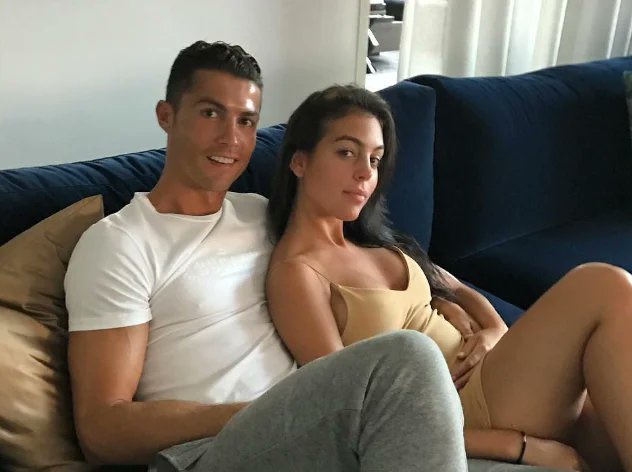 Suudi Arabistan’da evli olmayan çiftler, şeriata göre aynı evde yaşayamaz. Cristiano Ronaldo ile kız arkadaşı Georgina Rodriguez bu yasadan muaf tutulacak!

Demekki şeriat yasaları kendilerine geldiğinde, lastik gibi esneyebiliyormuş. Aynısını iki genç yapsa kim bilir ne ceza