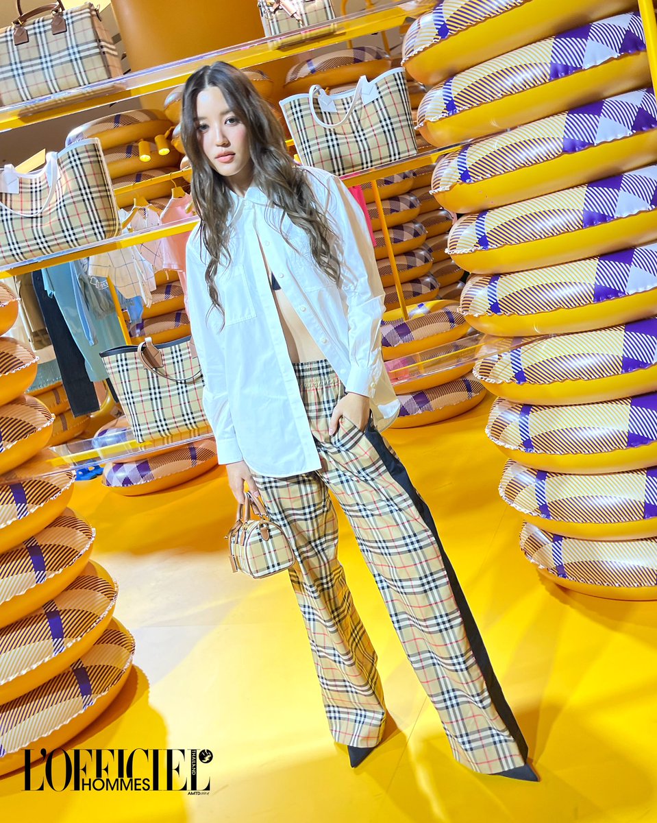 LOfficielThai's tweet photo. ตามติดมาด้วยลุคของ ‘จอส เวอาห์’ และ 3 สาวสวย ‘จูเน่ เพลินพิชญา’, ‘ต้าเหนิง กัญญาวีร์’ และ ‘นท พนายางกูร’ ในโททัลลุคสุดเปรี้ยวจาก Burberry 

#Burberry #BurberrySummer
#Josswayar #Juneiperb0i #Thanaerngnin #Notep
#HommesThailand 
#LOfficielHommesThailand https://t.co/aQH7oVP9UX