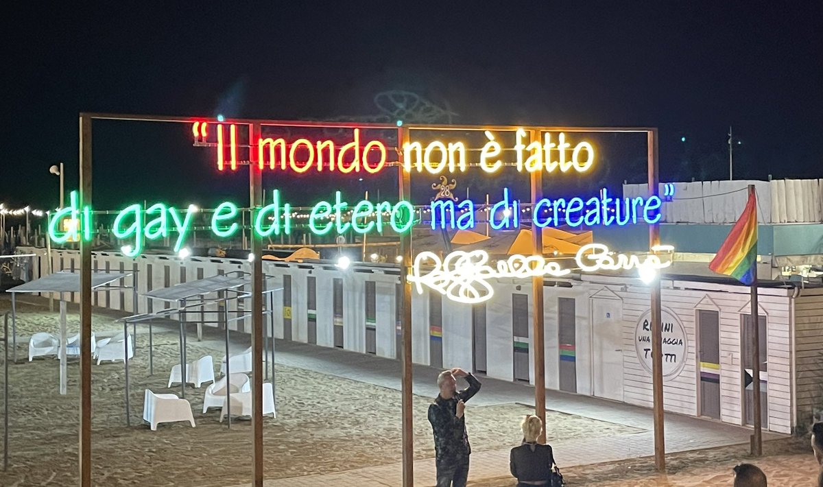 radio__zek's tweet photo. Due anni oggi senza #RaffaellaCarrà. 

Il bagno #LGBT ‘La community 27’ di #Rimini la ricorda, per tutta la stagione estiva, con una sua frase che campeggia all’ingresso: “Il mondo non è fatto di gay e di etero ma di creature”. 

❤️🌈 https://t.co/aHx3Qw71ui