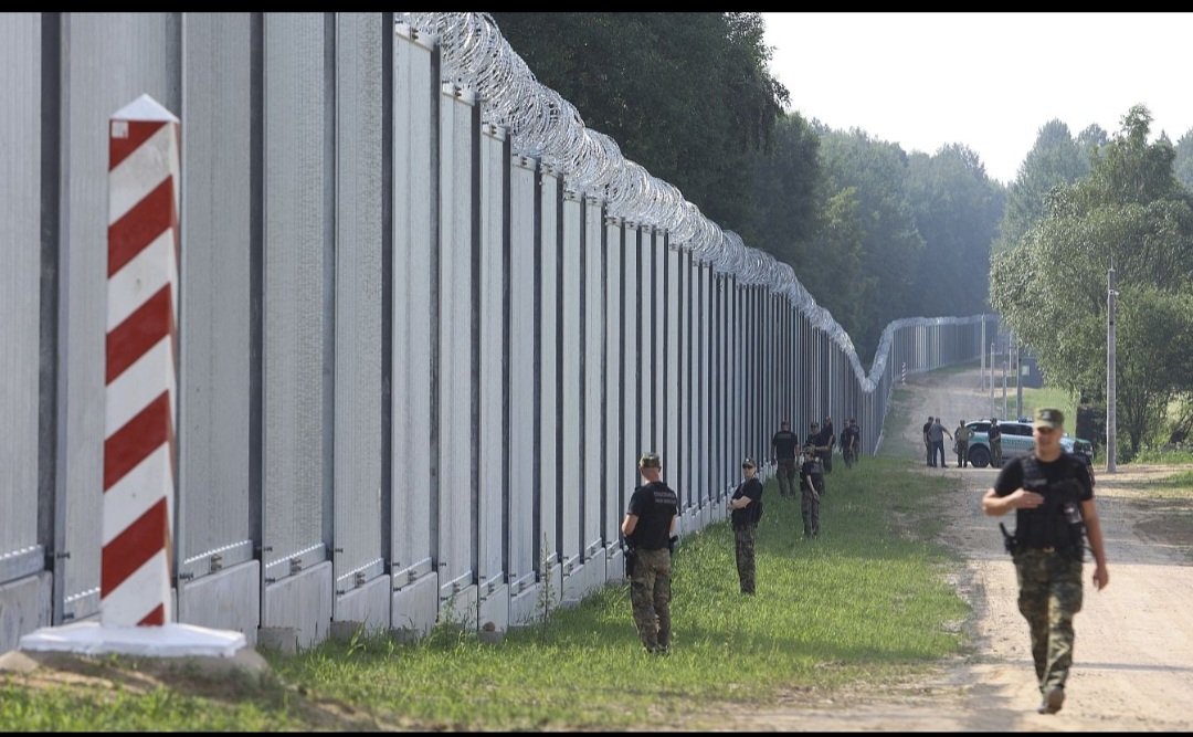 frcaamano's tweet photo. Para los "boquitas aguadas" del gobierno: esto si que es muro fronterizo, entre Polonia-Bielorusia.
@JosePaliza @HomeroFigueroaG
La porquería que hacen ustedes en nuestra frontera, ya no es objeto de interes propagandistico?
Por que?

#FPComunica 
@FPcomunica https://t.co/uVPEb7OWGG