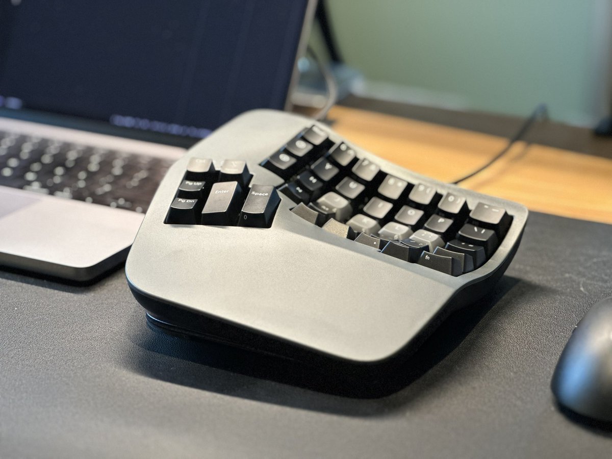 u7aro's tweet photo. 前から気になってたヤバいキーボードに乗り換えました。
このキーボードは普通のと違うレイアウトですが、今まで使ってた自作キーボードが格子配列だったから余裕だろうとタカを括ってたけど全くの別もんで生産性落ちまくりです😇 1ヶ月くらいは厳しい戦いになりそう
#Adv360 https://t.co/MID1RKHo0K