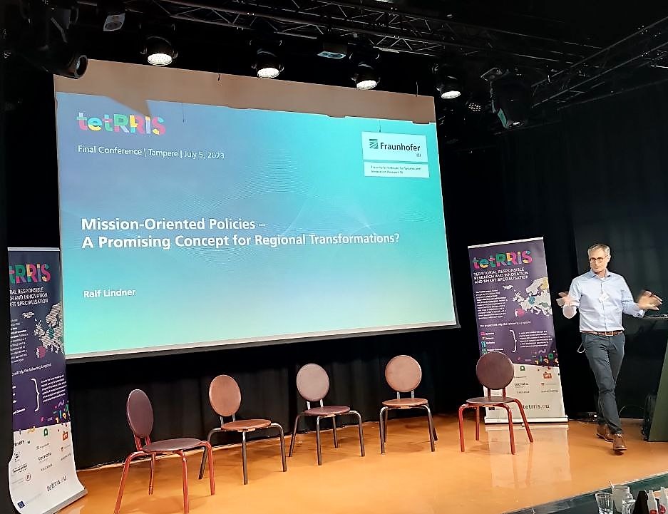 📣Mission Oriended Innovation Policies (MOIP) are now addressed at the #TetRRISfinalevent by <a href="/ralflindner/">Ralf Lindner</a> from <a href="/FraunhoferISI/">Fraunhofer ISI</a>: "MOIP has been conceptualise by various approaches at different level to address the need for transformative change"! 🗣️