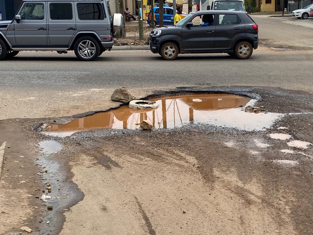 eyasante's tweet photo. Traffic chock points on the Spintex road. Potholes in front of the Spintex Police station which is affecting traffic at the Palace Mall roundabout @mrhgovg
@joy997fm @UrbanRoads. Should we maintain our roads or build new ones?🤔 #solutionminded https://t.co/Jpwph6A7Ag