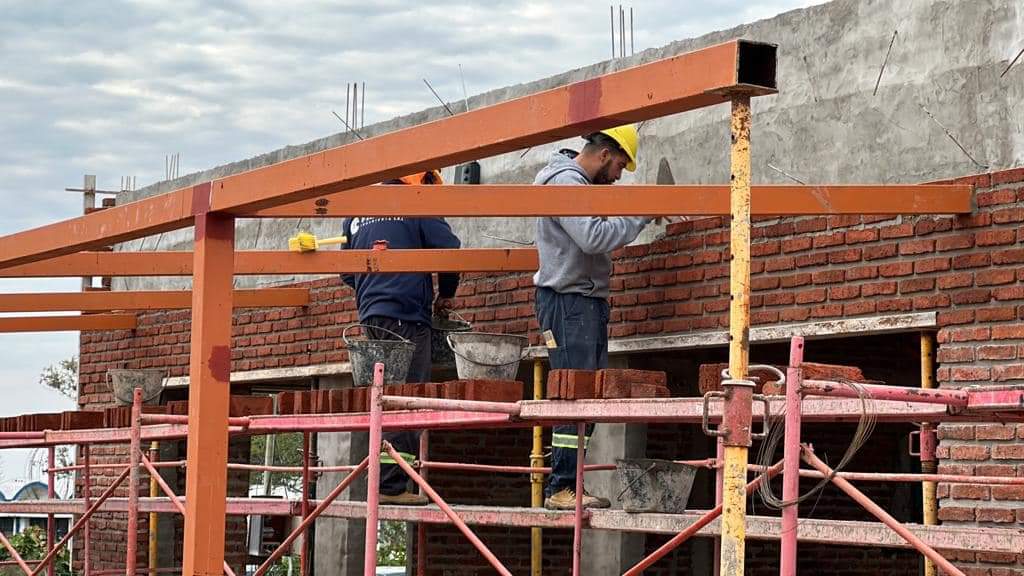 AndresLimaFA's tweet photo. Avanza la construcción del Salón Comunal en Pueblo Celeste - Municipio de Valentín. Junto al Alcalde Santiago Dalmao recorrimos las obras. Intendencia y Municipio llevan adelante una obra que marcará la vida de la comunidad. Un viejo anhelo se hace realidad, seguimos cumpliendo. https://t.co/6vcQFiRiBC