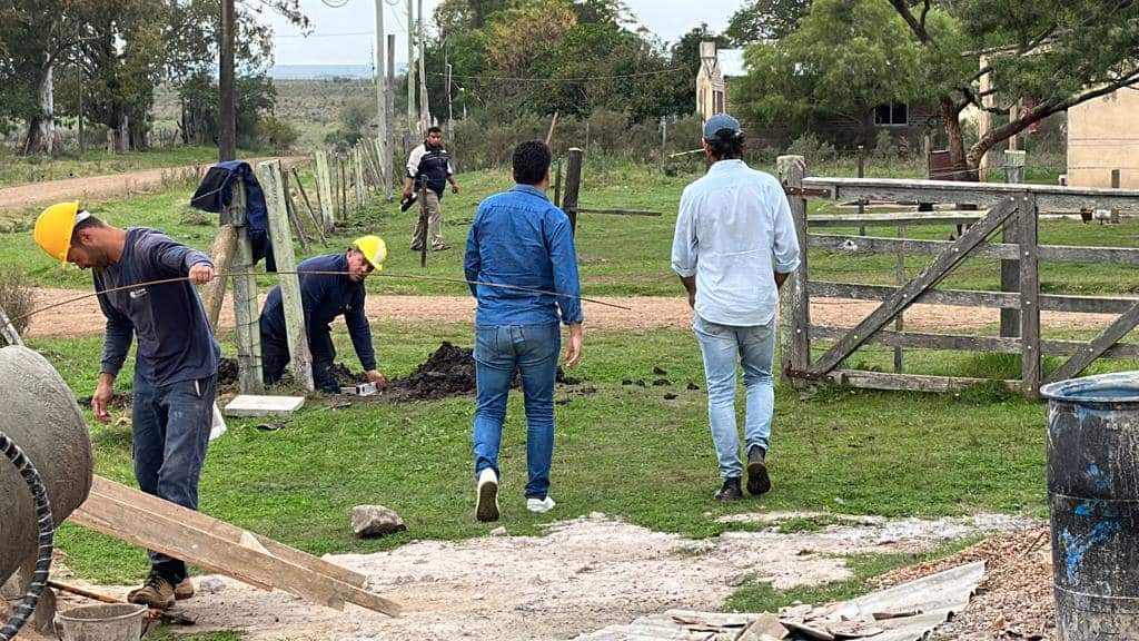 AndresLimaFA's tweet photo. Avanza la construcción del Salón Comunal en Pueblo Celeste - Municipio de Valentín. Junto al Alcalde Santiago Dalmao recorrimos las obras. Intendencia y Municipio llevan adelante una obra que marcará la vida de la comunidad. Un viejo anhelo se hace realidad, seguimos cumpliendo. https://t.co/6vcQFiRiBC