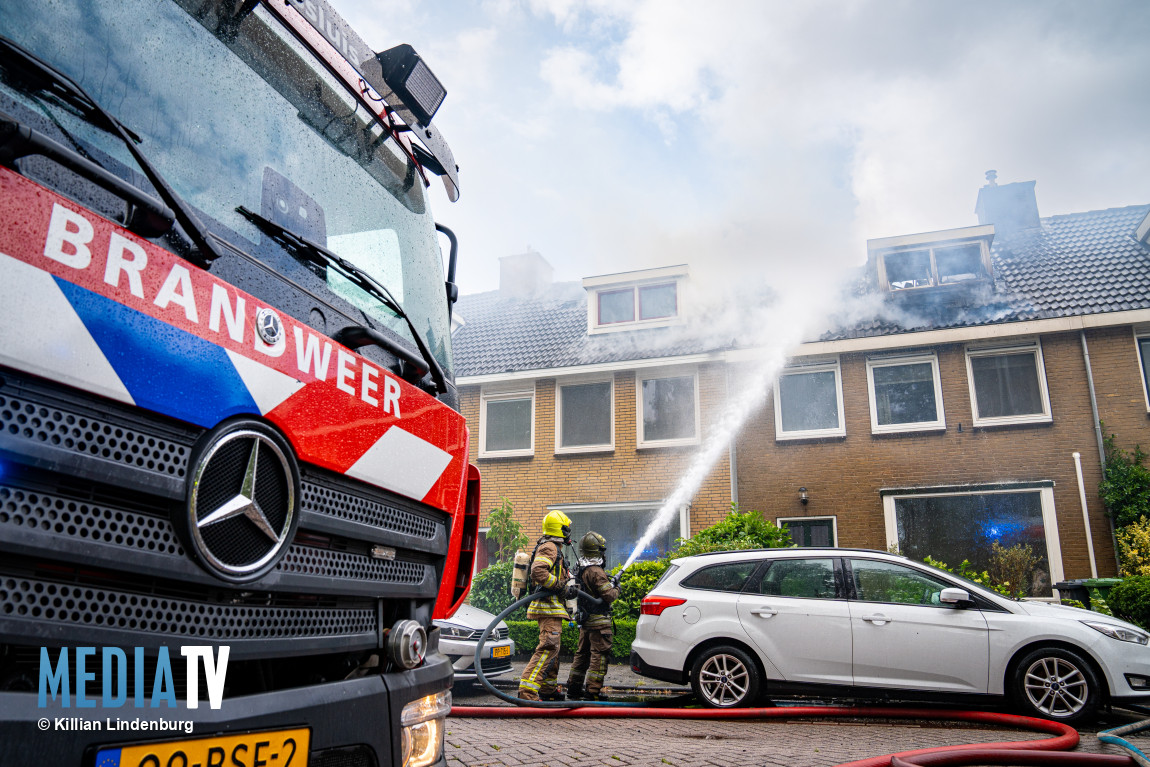 mediatvnl's tweet photo. Een zeer grote uitslaande brand in het dak van drie rijtjeswoningen aan het Lepelaarplantsoen in Maassluis heeft grote schade veroorzaakt. De brand breidde snel uit door de harde wind. Het vuur is inmiddels onder controle. https://t.co/kbQH5mHTmp https://t.co/GPiBiIbhmS