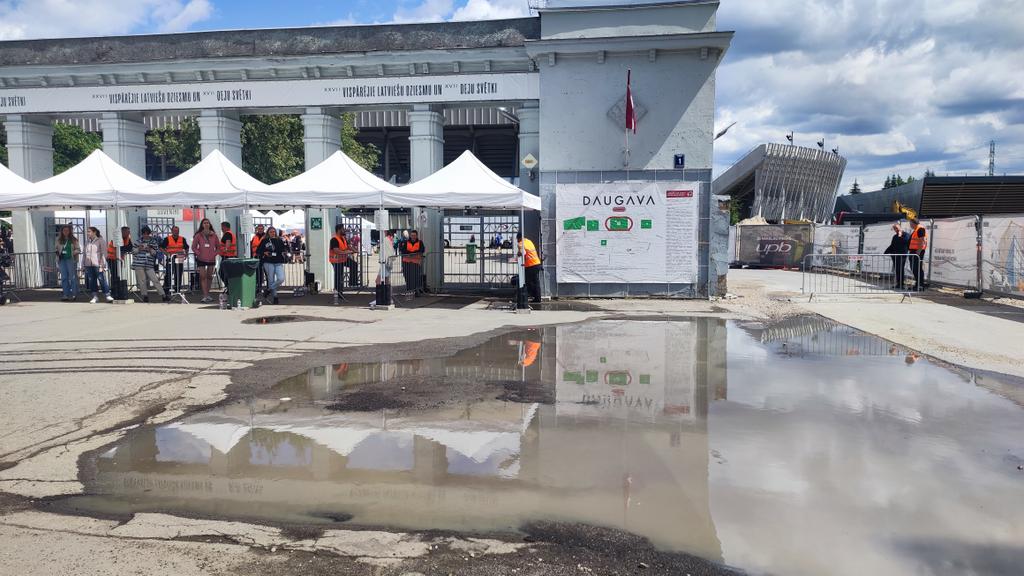 PacVells's tweet image. vai tad nevar svētku dalībniekiem  baseinus ar tīru ūdeni...
#karinalevitakliķe
#dziesmusvetki
#dziesmusvetki2023