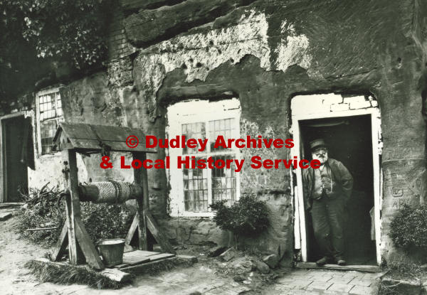 Kinver, just outside the Dudley borough, is home to pre-historic rock caves.

A resident stands outside a rock dwelling built into the red sandstone. Evidence exists that these small dwellings were lived in as early as 1777!

[p6/1168], c. 1890

#WaybackWednesday
#caves #geology