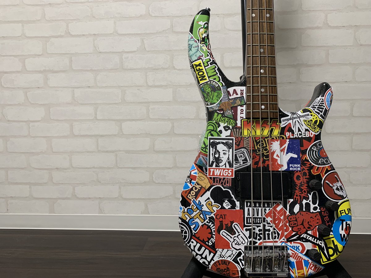 SUS4_BASS96's tweet photo. フリーのベースに憧れて、大量にステッカーを貼ったベース。
見た目は気に入ってるけど、弦高が死ぬほど高いのでまったく使ってません。
使いたい気持ちはあるんです。
#ベース #mybass https://t.co/jxZthOYEmI