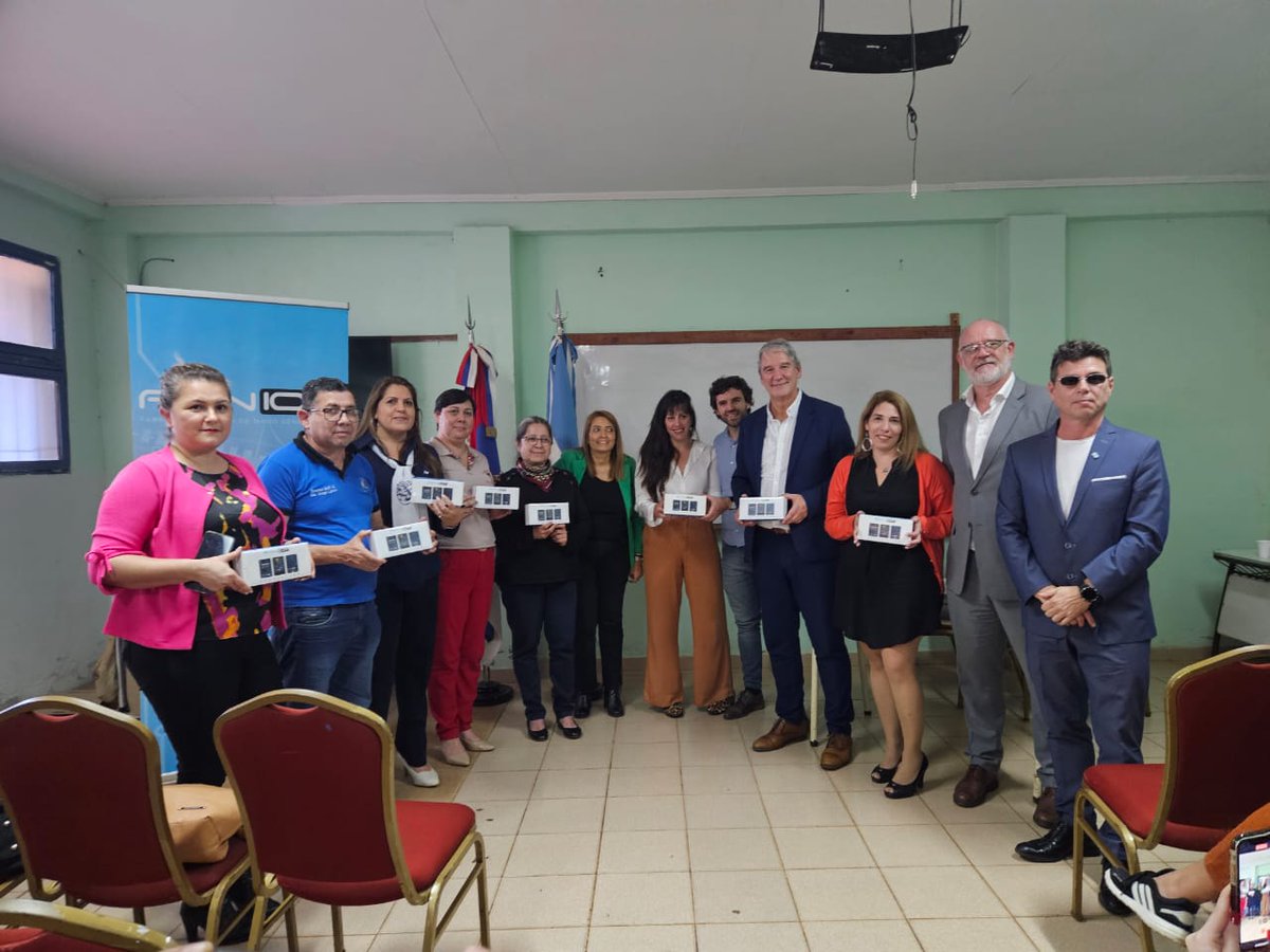 mrmartingonzalo's tweet photo. Junto a la Sec. Innovacion Publica @micasmalcolm y Min. de Educacion @miguel_sedoff @gilsonb10 Entregamos los Primeros Kits de Robotica Educativa en el EPET N.4 #IGUAZU.Hechos en #MISIONES, seran un total de 4.500 que se distribuiran en todo el pais.👏
👉https://t.co/eUk2VdNwGN https://t.co/M88Lkgqpa2