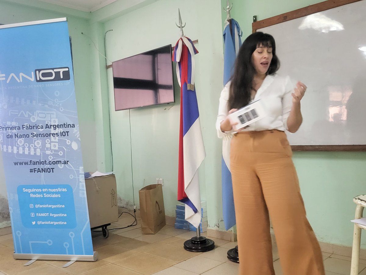 Junto a la Sec. Innovacion Publica <a href="/micasmalcolm/">Micaela Sánchez Malcolm</a> y Min. de Educacion <a href="/miguel_sedoff/">Miguel Sedoff</a> <a href="/gilsonb10/">Gilson Berger</a> Entregamos los Primeros Kits de Robotica Educativa en el EPET N.4 #IGUAZU.Hechos en #MISIONES, seran un total de 4.500 que se distribuiran en todo el pais.👏
👉shorturl.at/jyVY1