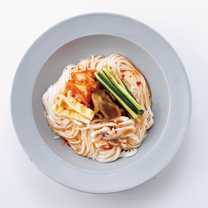 そうめんってダイエットによかったっけと調べたらすごく美味しそうなレシピが載っていた

1. そうめんを茹でる。
2. 1の上に、ザーサイ、キムチ、手で裂いたサラダチキン、細切りきゅうりをのせる。
3. フライパンで短冊切りにした油揚げを焼いて、2の上にのせる。
4. 好みのタレを回しかけたら完成! 