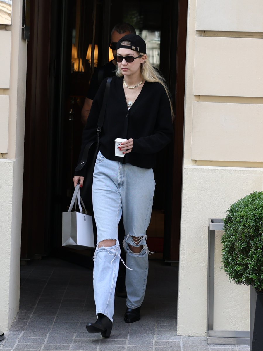 MyqueengigiIG's tweet photo. June 27, 2023: Gigi hadid leaving her hotel in Paris, France
📸: SplashNews
https://t.co/uh7C90KOAH https://t.co/DgH8pSHioX