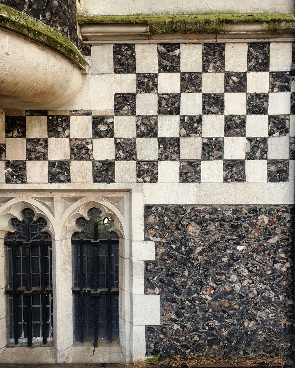 The Barts open-air  exhibition is now right next door to our graphic design inspiration - the fabulous checkered walls of @StBartholomews 

#Barts900 @BHAandM