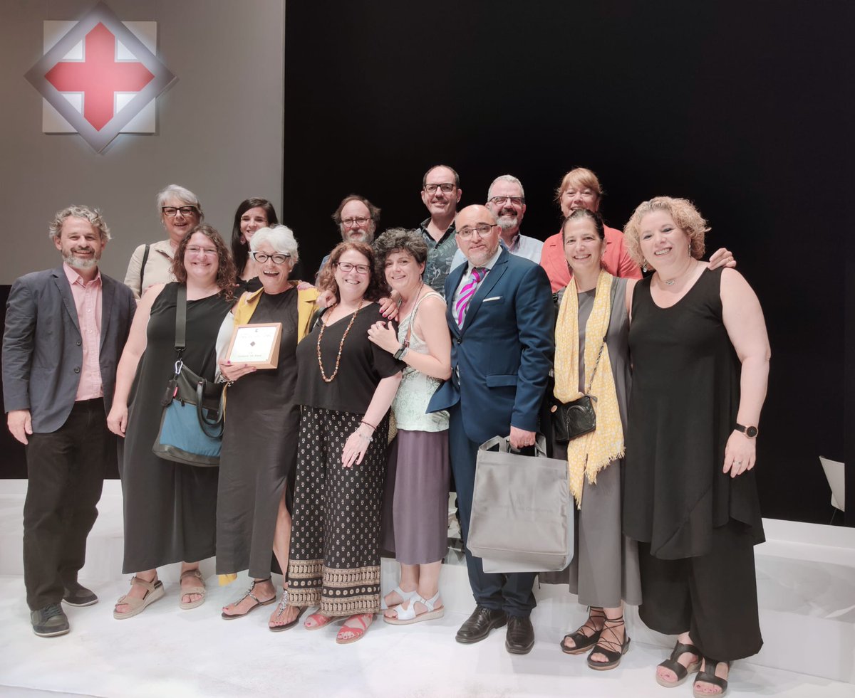 Ahir, al Teatre Joventut de l’Hospitalet, es van lliurar les Creu Sant Jordi d’enguany.
Fàtima Ahmed, cofundadora de Diàlegs de Dona i guardonada l’any passat, va conduir la cerimònia amb Sol Picó.
Enhorabona a totes les premiades!! I en especial a Bombo Ndir  i a <a href="/TotRaval/">Tot Raval</a>!