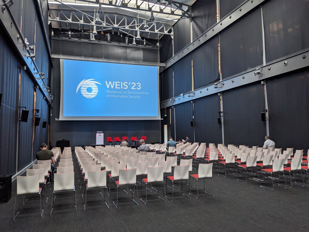 Sneak peeking in the #WEIS23 conference hall while having the last sandwich. The program is thrilling! In the afternoon (4:40PM) I'll be presenting our last paper on economic characteristics of prominent underground markets. Check it out here ➡️ weis2023.econinfosec.org/wp-content/upl…
