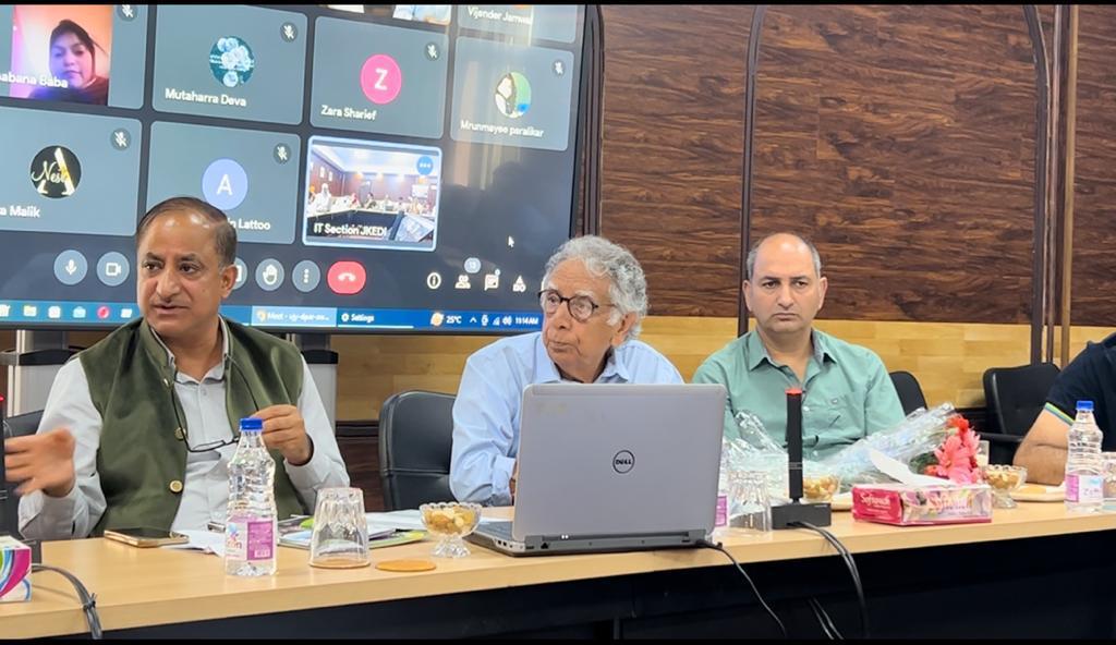 Eraofkashmir1's tweet photo. Innovative Startups take center stage at JKEDI's empowering idea pitching session for Startups of J&K.
@JKEDI4U
#JKEDI #Startups #JammuAndKashmir #Innovation #Entrepreneurship #IdeaPitching #Empowerment #BusinessGrowth #Opportunity https://t.co/Fl9yhFhVjS