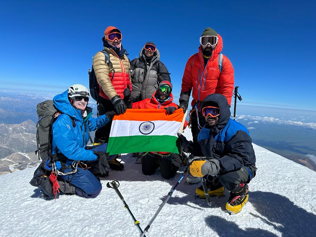 NaveenGoyal4GGM's tweet photo. गुरुग्राम के उभरते पर्वतारोही मनदीप भोजराज ने रूस और यूरोप की सबसे ऊंची चोटी 'माउंट एल्ब्रस' पर भारत का तिरंगा फहराकर देश व प्रदेश का मान बढ़ाया है।

इस उपलब्धि की आपको मेरी ओर से हार्दिक बधाई। मेरी शुभकामनाएं आपके साथ हैं। https://t.co/gqkc8psNlg