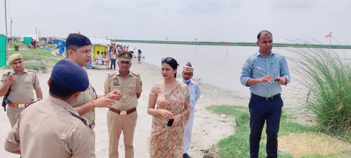 DmKasganj's tweet photo. जिलाधिकारी हर्षिता माथुर व पुलिस अधीक्षक सौरभ दीक्षित ने  कांवड़ यात्रा के दृष्टिगत लहरा घाटपर की गयी व्यापक तैयारियो  का निरीक्षण सम्बंधित अधिकारियों के साथ किया व आवश्यक दिशा निर्देश दिये @ChiefSecyUP @InfoDeptUP https://t.co/KhYaDxSqwp