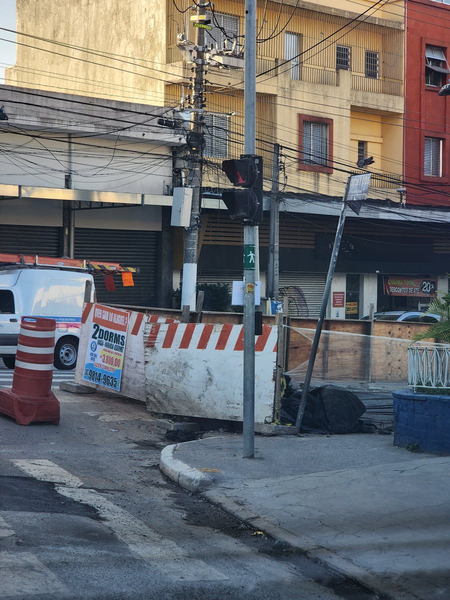 drnishida's tweet photo. Prefeitura de São Paulo está recapeando um trecho de 50 metros de corredor de ônibus na Av Dep Emílio Carlos no bairro do limão faz 2 meses. No Japão uma cratera de terremoto é consertada em 3 dias. #bdsp @Prefeitura_SP https://t.co/R1FgxmGO6J