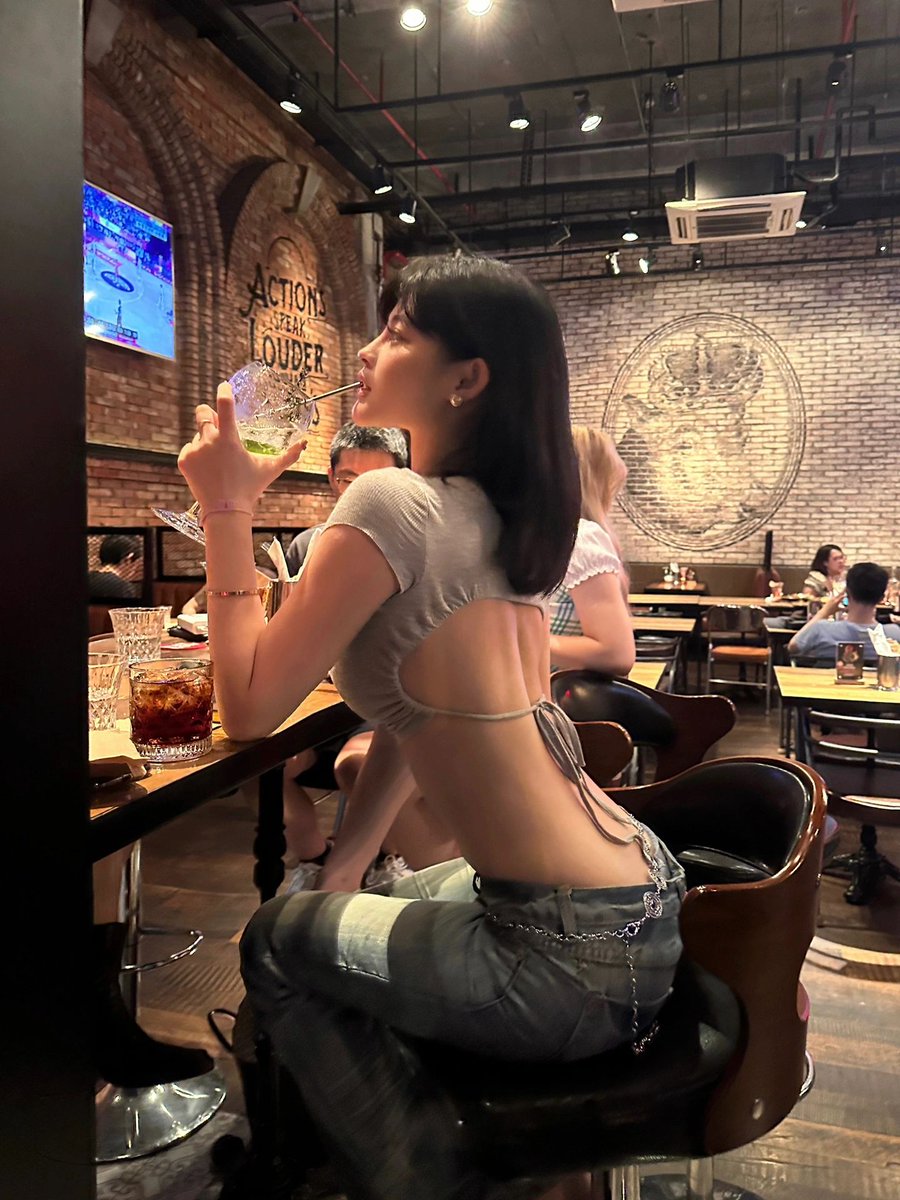 wangzaibibibi's tweet photo. 没十年腰肌劳损扭不出这个腰 https://t.co/OZhzyPJxti