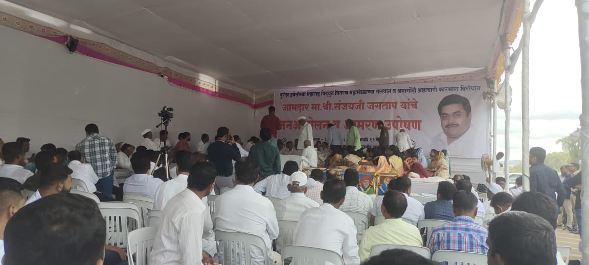imshivrajmore's tweet photo. मी आज पुरंदर हवेली मतदारसंघात महाराष्ट्र विद्युत वितरण महामंडळाच्या भ्रष्टाचारी , गलथान कारभाराच्या विरोधात आमदार मा. श्री. संजयजी जगताप हे आमरण उपोषणाला बसले आहेत, त्या आंदोलनात सहभागी झालो.
संपूर्ण महाराष्ट्रात अशाच प्रकारची अनागोंदी कारभार सुरु आहे. कारण ज्यांच्यावर जबाबदारी आहे ते मंत्री महो��य दुसऱ्यांचे पक्ष फोडण्यात व्यस्त आहेत. सत्तेपुढे जनतेकडे दुर्लक्ष करणाऱ्या ह्या सरकारला जनता येणाऱ्या निवडणुकीत चांगलाच धडा शिकवेल !
@sanjaycjagtap