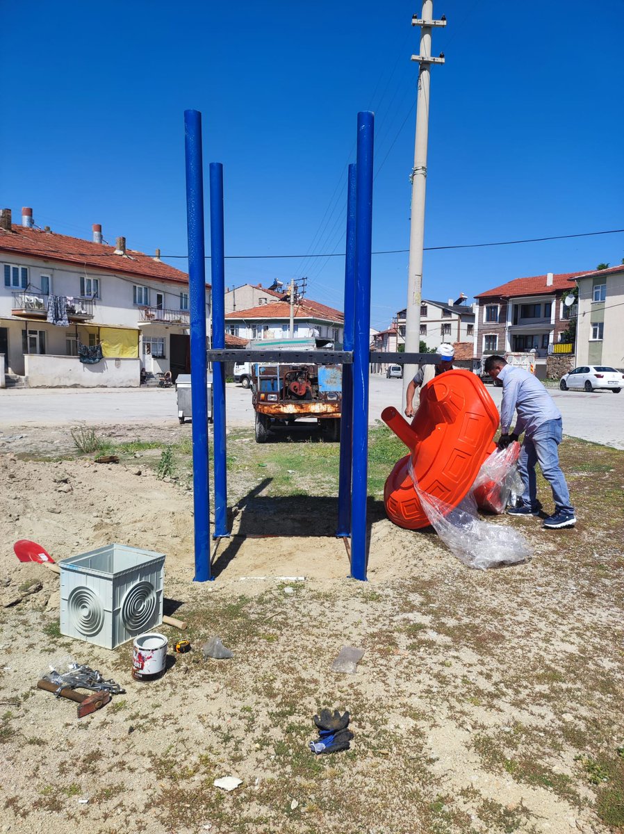dogerbelediyesi's tweet photo. Ekiplerimizce Kervansaray Mahallesi Pazar yerinde park yapımına başlanmıştır. https://t.co/AgUPyJYT54