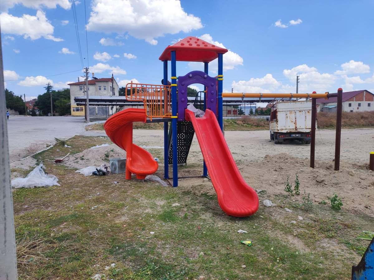 dogerbelediyesi's tweet photo. Ekiplerimizce Kervansaray Mahallesi Pazar yerinde park yapımına başlanmıştır. https://t.co/AgUPyJYT54