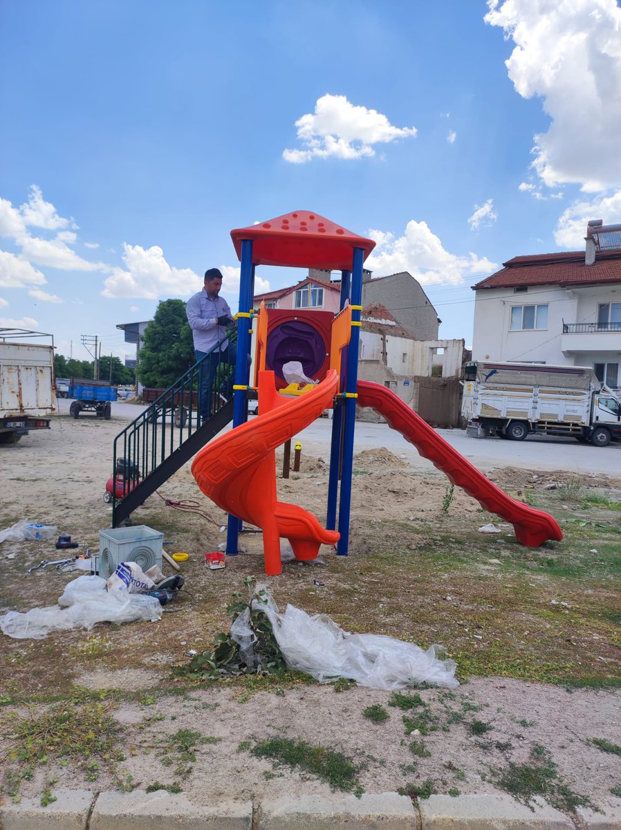 dogerbelediyesi's tweet photo. Ekiplerimizce Kervansaray Mahallesi Pazar yerinde park yapımına başlanmıştır. https://t.co/AgUPyJYT54