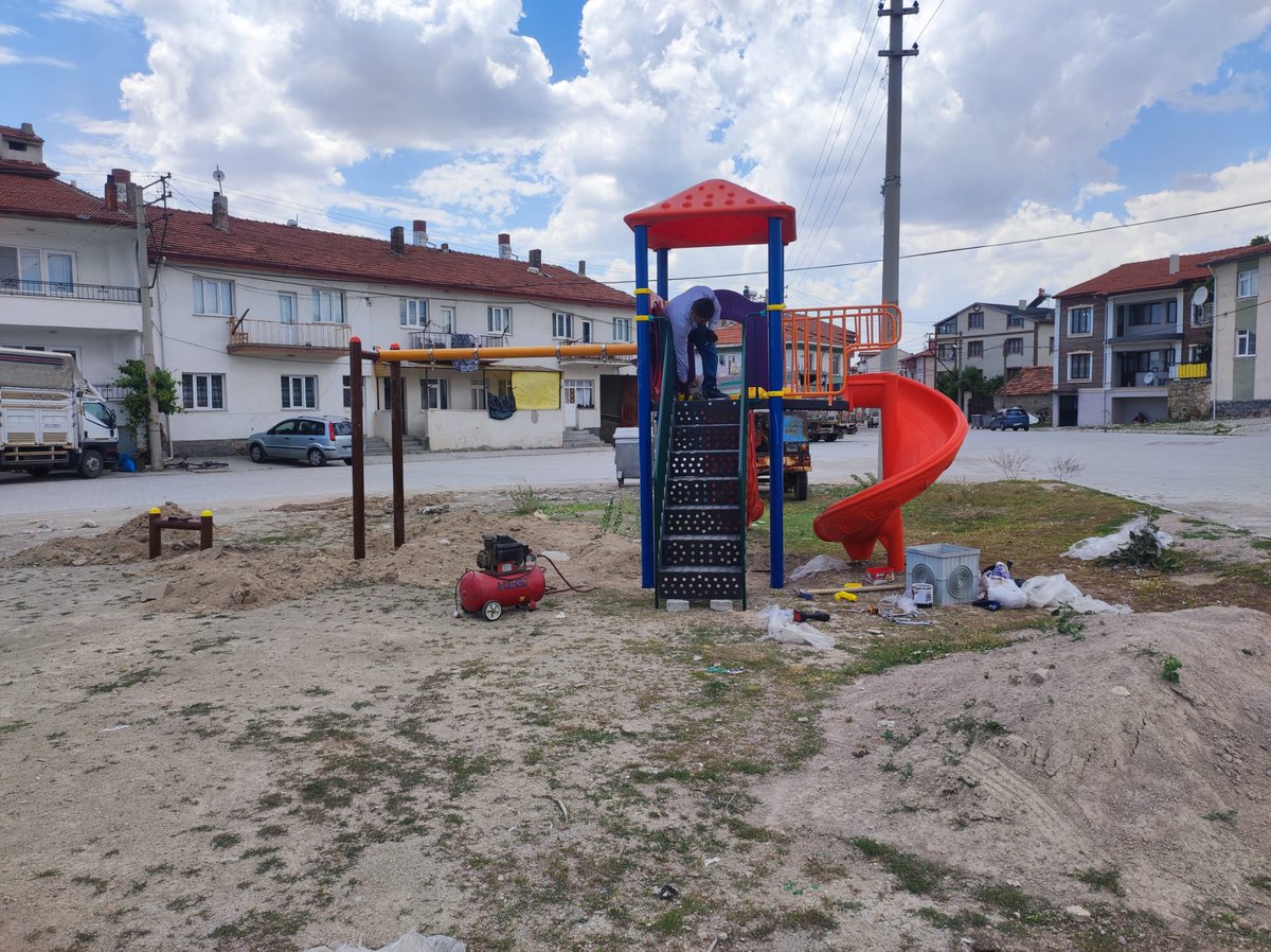 dogerbelediyesi's tweet photo. Ekiplerimizce Kervansaray Mahallesi Pazar yerinde park yapımına başlanmıştır. https://t.co/AgUPyJYT54