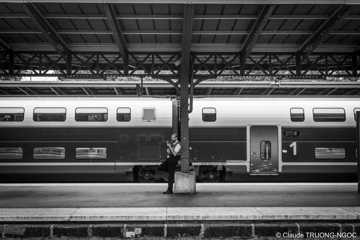 Ctruongngoc's tweet image. – « Drôles de gens que ces gens-là ! »  #ParisEst #TGV #INOUI #blackandwhitephotography #streetphotography #Photographie