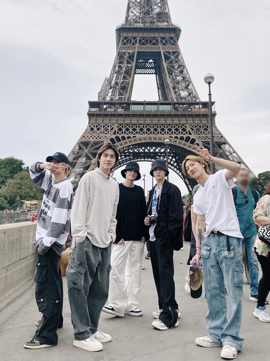 WayVXIAOJUNJP's tweet photo. 📸 公式よりパリの写真が上がりました🇫🇷フランスでの写真ありがとうございます🙇♀️
塞纳河畔~左岸的 WayV~ WayV in Paris~ (BGM: Love Confession - Jay Chou)
セーヌ川沿い~左岸のWayV
(BGM 告白气球 周杰倫 )
#PARIS #Vlog #TourBox_Chapter8
#WayV_Phantom_in_PARIS
#WayV #WeiShenV #威神V #XIAOJUN #肖俊 #샤오쥔