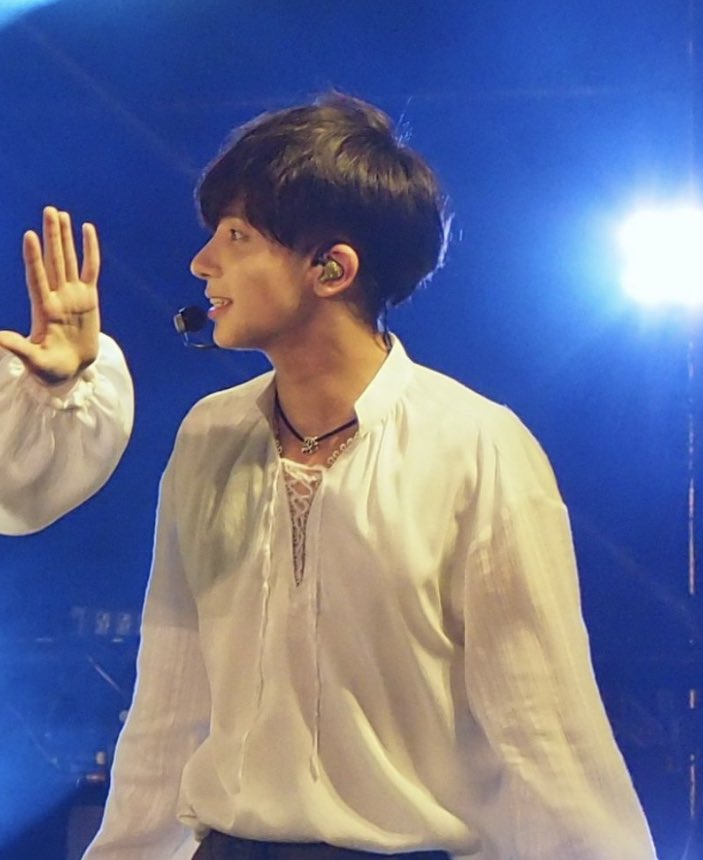 taehyun’s black hair is so fluffy today