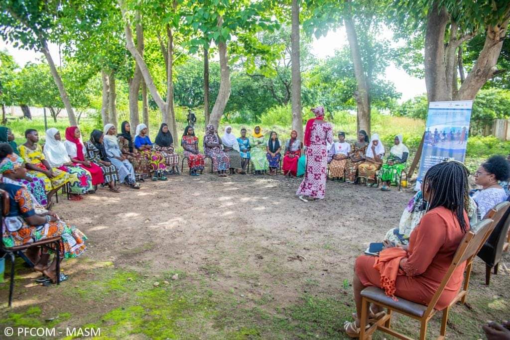 sweddbj's tweet photo. La ministre Véronique Tognifodé des affaires sociales et de la microfinance en visite, le vendredi dernier, dans 2 Espaces Sûrs à Copargo. Objectif, constater de visu le déroulement des activités de sessions de formation et impacts des ES chez les AJF
#sweddbj
Cc @unfpa_benin https://t.co/xNf0LDno6j