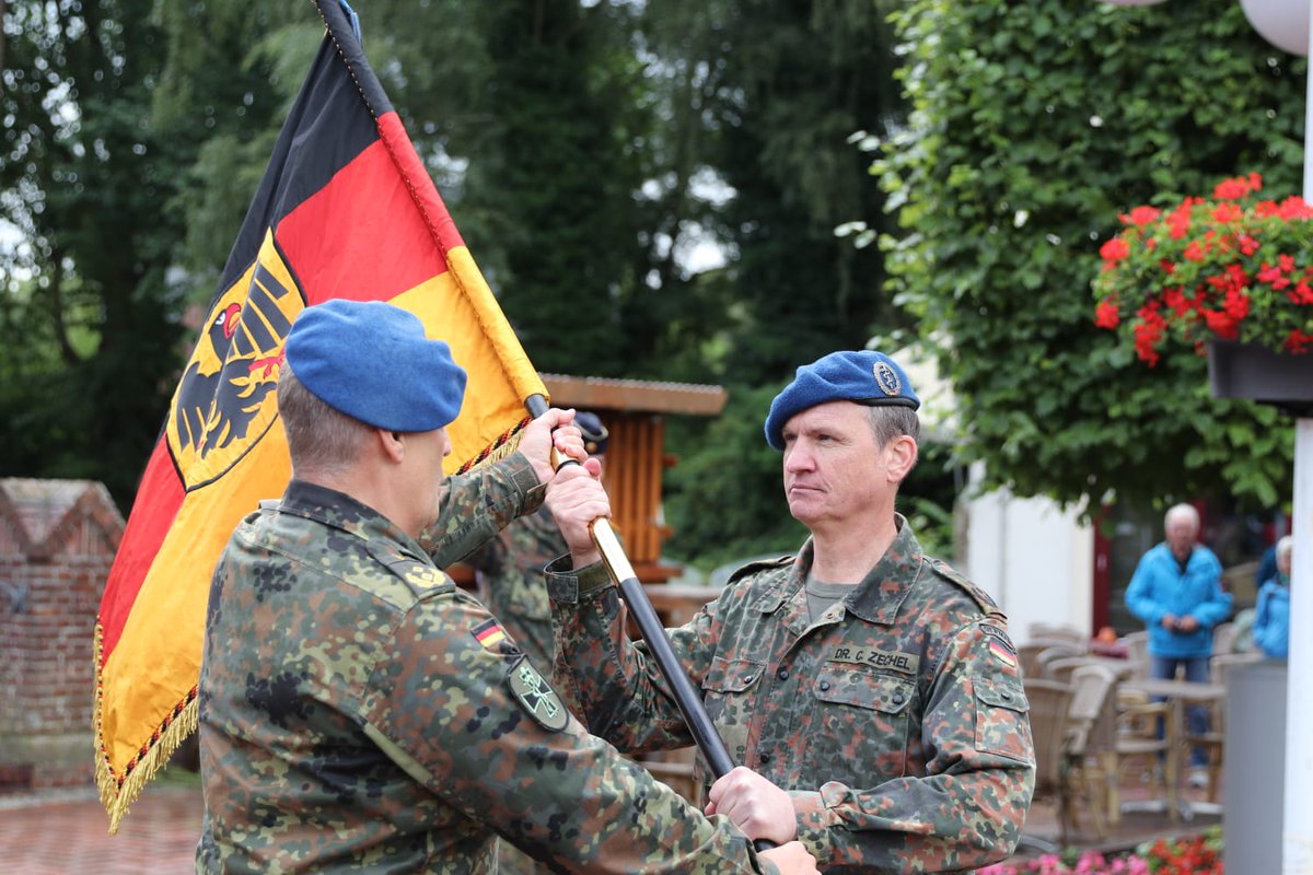 SanDstBw's tweet photo. Bei einem feierlichen Appell auf dem Marktplatz in #Westerstede übertrug heute #Generalstabsarzt Dr. Norbert Weller das Kommando über das hiesige Militärkrankenhaus an #Oberstarzt Dr. Christian Zechel. Gemeinsam mit der #Ammerland-Klinik bilden sie das Klinikzentrum Westerstede. https://t.co/TWGut0rhBT