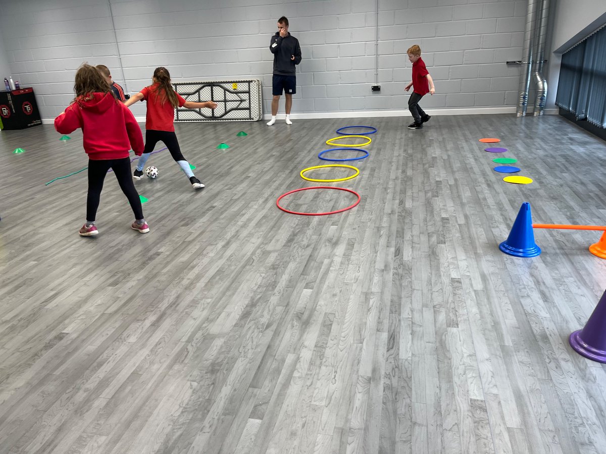Gŵyl Chwaraeon blwyddyn 1 a 2 wych ddoe! Disgyblion wedi mwynhau mas draw ym Mro Pedr! Diolch <a href="/CeredigionActif/">Ceredigion Actif</a> 
#hedyddhyderusllanllwni #ymaacacwllanllwni