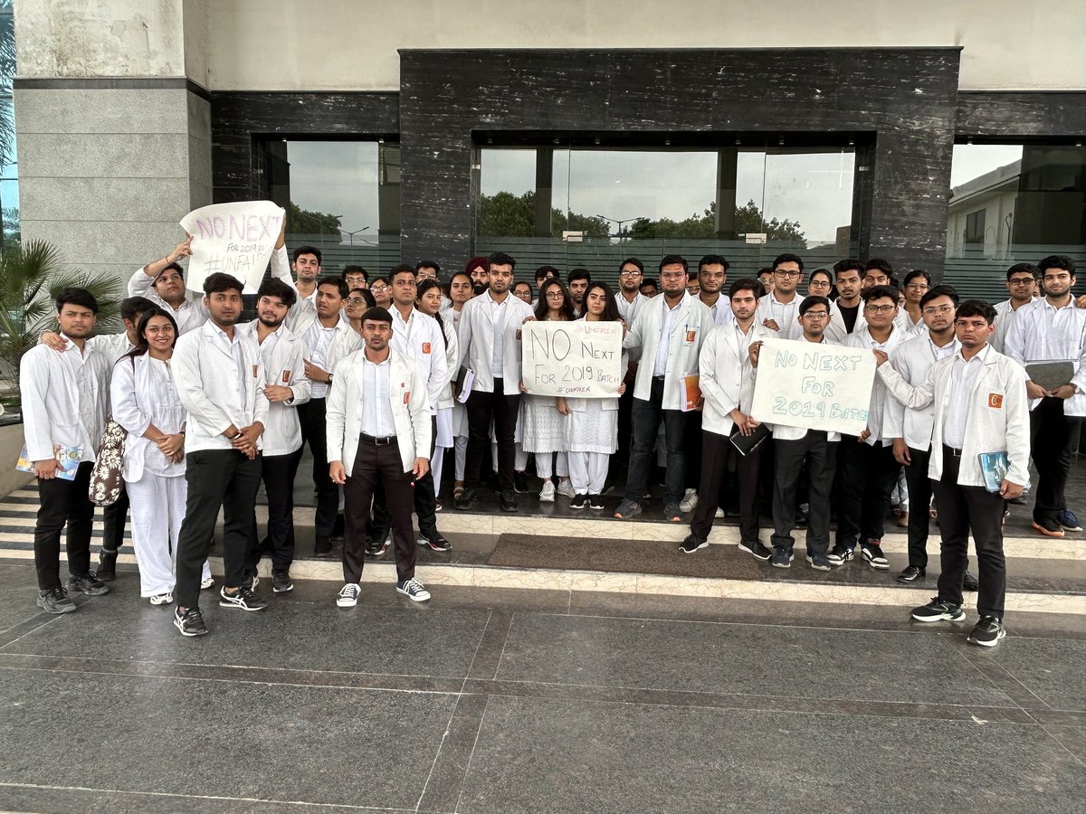 SunnyAg95569837's tweet photo. They are United against the #unfair done by #NMC ON #2019BATCH.
#protest by muzaffarnagar medical college students. @official_aimsa 
@mansukhmandviya @drharshvardhan #NONEXTFOR19BATCH #NONEXTFOR2019BATCH https://t.co/r2aKap49N5